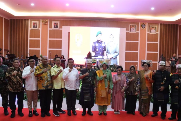 Kapolres Simalungun AKBP Ronald F.C Sipayung, S.H., S.I.K., M.H., bersama Forkopimda menyambut kehadiran Kepala Staf TNI Angkatan Darat (KSAD) Jenderal TNI Dr. H. Dudung Abdurachman, S.E., M.M, dalam rangka silahturahmi, di Gedung Haroan Bolon Kota Turis Parapat, Kecamatan Girsang Sipangan Bolon, Simalungun, Sumut, Kamis (8/6/2023).