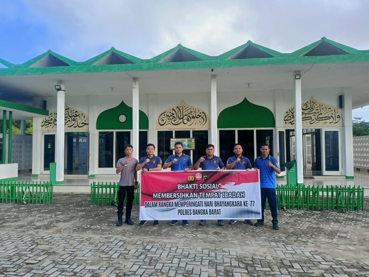 Polres Bangka Barat mengadakan kegiatan bakti sosial (Baksos), termasuk membersihkan rumah rumah ibadah.