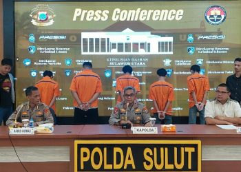 Kapolda Sulawesi Utara Irjen Pol Setyo Budiyanto, didampingi Kabid Humas Kombes Pol Iis Kristian dan Dirreskrimum Kombes Pol Gani F. Siahaan, saat konferensi pers di aula Tribrata Polda Sulut, Jumat (9/6/2023).