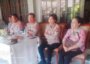 Personel Polresta Manado melaksanakan pertemuan antar warga Kelurahan Taas dan Warga Kelurahan Tingkulu dalam rangka untuk membahas serta mencari solusi penyelesaian masalah penghadangan/pemalakan dengan menggunakan senjata tajam yang sudah terjadi di kelurahan Taas lk.VI kec.Tikala, Kamis (8/6/2023) sekitar pukul 10.53 WITA