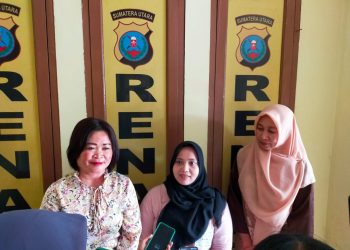 Direktur Kriminal Umum Polda Sumut melalui Kasubdit IV Renakta, AKBP Feriana Gultom beri keterangan di dampingi Noni ibu dari A di Mapolda Sumut, Sabtu (10/6/2023). (Foto Dok/ Polda Sumut)