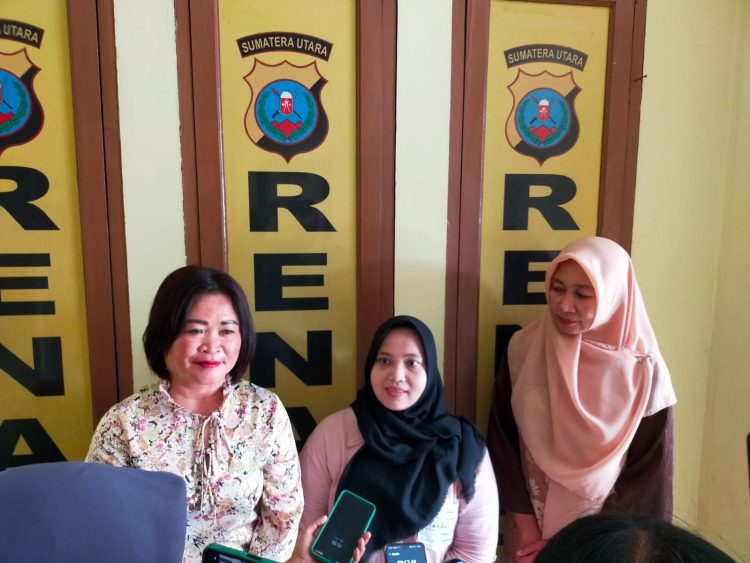 Direktur Kriminal Umum Polda Sumut melalui Kasubdit IV Renakta, AKBP Feriana Gultom beri keterangan di dampingi Noni ibu dari A di Mapolda Sumut, Sabtu (10/6/2023). (Foto Dok/ Polda Sumut)