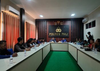 Kapolres PALI kepada seluruh wartawan maupun awak media yang bertugas di Kabupaten PALI terkhusus Mitra Humas Polres PALI dalam forum Silaturahmi antara Media diruangan Vidcon lantai dua Mapolres PALI