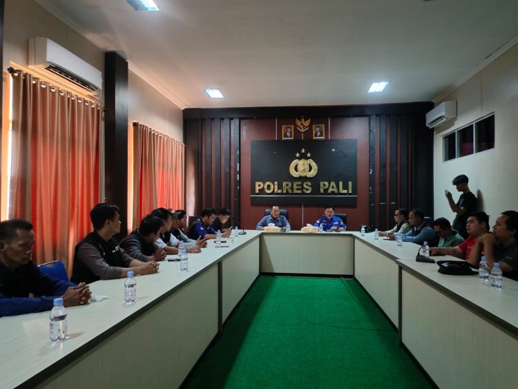 Kapolres PALI kepada seluruh wartawan maupun awak media yang bertugas di Kabupaten PALI terkhusus Mitra Humas Polres PALI dalam forum Silaturahmi antara Media diruangan Vidcon lantai dua Mapolres PALI