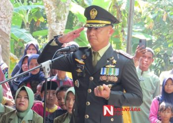 Komandan Kodim 0402/OKI, Letkol Inf Hendra Saputra, S.Sos.,M.M.,M.I.Pol memimpin upacara pemakaman jenazah Almarhum Serda Indra Buana