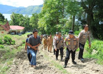Kapolres Samosir AKBP Yogie Hardiman, S.H.,S.I.K.,M.H beserta Stakeholder lainnya melaksanakan Peninjauan di Lokasi Perambahan Kayu Pinus tepatnya di Dolok Nipatil/Lopak-lopak Dusun II Desa Huta Ginjang Kecamatan Simanindo