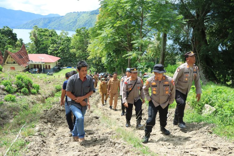 Kapolres Samosir AKBP Yogie Hardiman, S.H.,S.I.K.,M.H beserta Stakeholder lainnya melaksanakan Peninjauan di Lokasi Perambahan Kayu Pinus tepatnya di Dolok Nipatil/Lopak-lopak Dusun II Desa Huta Ginjang Kecamatan Simanindo