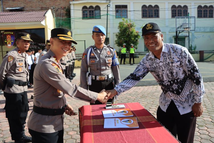 Upacara Bendera dan Penandatanganan Nota Kesepahaman antara Persatuan Guru Republik Indonesia (PGRI) Kab. Samosir dengan Polres Samosir hari senin tanggal 12 juni 2023