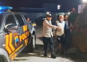 Polisi dari Polsek Bukateja mengantar dan menyerahkan orang lanjut usia (lansia) yang ditemukan tersesat di Terminal Bukateja, Purbalingga
