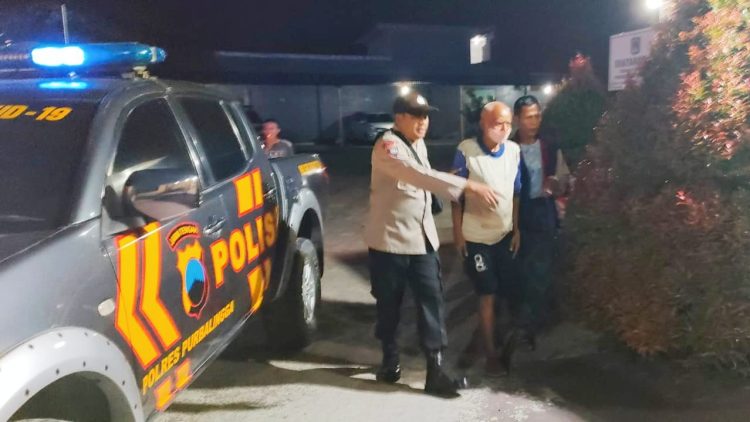 Polisi dari Polsek Bukateja mengantar dan menyerahkan orang lanjut usia (lansia) yang ditemukan tersesat di Terminal Bukateja, Purbalingga
