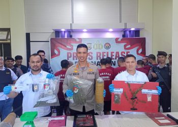Kapolres Nagan Raya AKBP Setiyawan Eko Prasetiya melalui Kasat Narkoba IPDA Vitra Ramadani dan Kbo IPDA Erick Andilia dalam konferensi pers yang digelar Selasa (13/06/23).