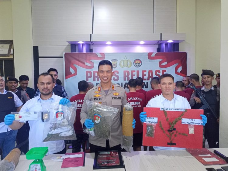 Kapolres Nagan Raya AKBP Setiyawan Eko Prasetiya melalui Kasat Narkoba IPDA Vitra Ramadani dan Kbo IPDA Erick Andilia dalam konferensi pers yang digelar Selasa (13/06/23).