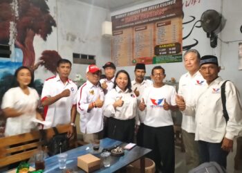 Ketua Umum RPA Jeannie Latumahina yang juga bacaleg DPR RI melakukan konsolidasi dan pembekalan persiapan untuk pemenangan di di kafe Daun Pandan, jalan Simpang Gumul, Kediri