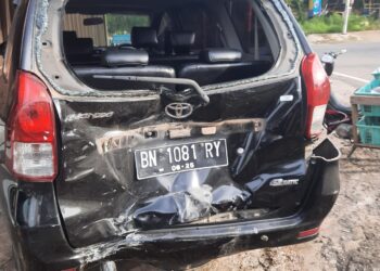 Kondisi Kendaraan Toyota Avanza yang ditabrak saat sedang parkir