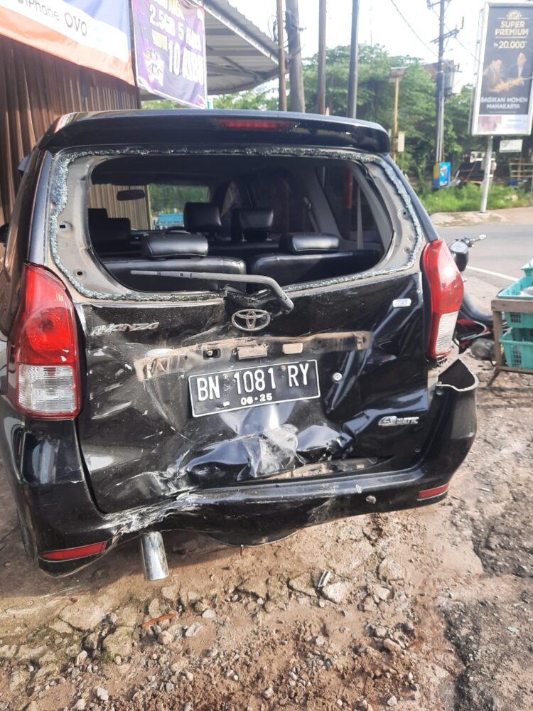 Kondisi Kendaraan Toyota Avanza yang ditabrak saat sedang parkir