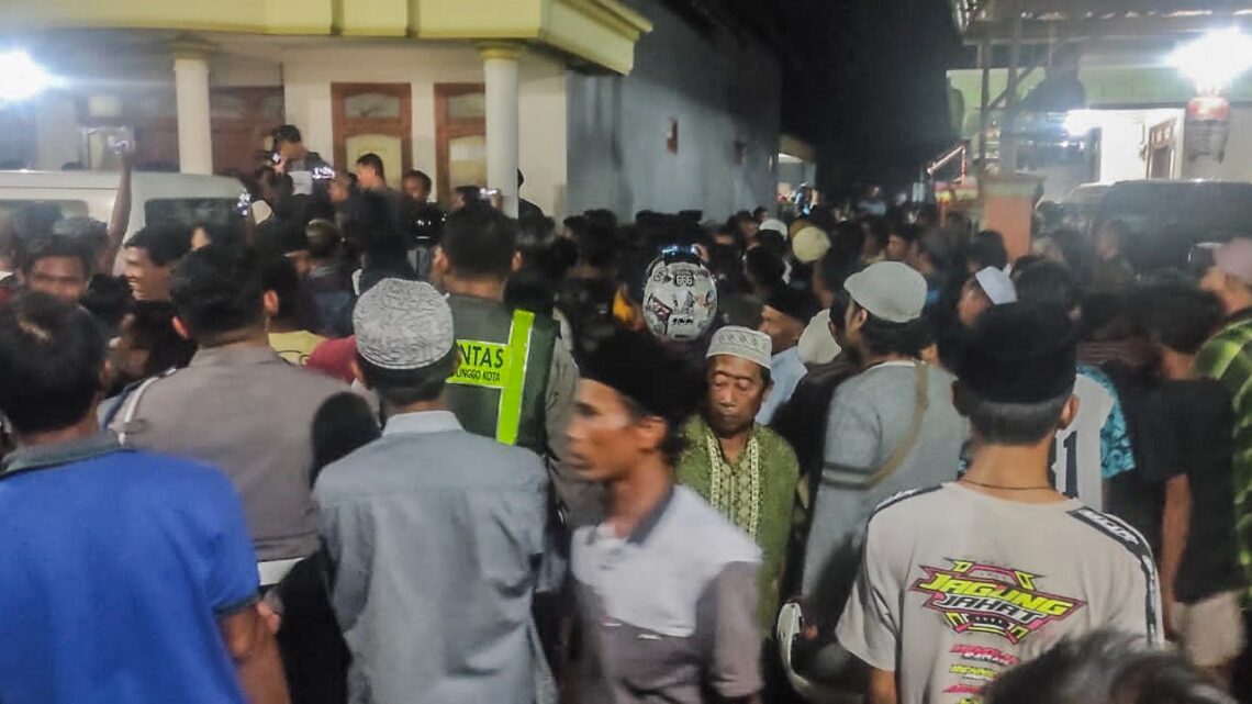 Ratusan warga mengepung rumah Kepala Desa Pesisir Kec. Sumberasih Kab. Probolinggo, rabu (14/06/2023) malam.
