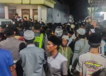 Ratusan warga mengepung rumah Kepala Desa Pesisir Kec. Sumberasih Kab. Probolinggo, rabu (14/06/2023) malam.