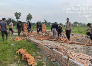 Pembongkaran bangunan liar di lahan HGU (Hak Guna Usaha) PTPN II Nomor 115 Jalan Umum Pasar XIII Desa Sei Rotan Kecamatan Percut Seituan Kabupaten Deli Serdang, Selasa (13/6/2023) sekitar pukul 18.20 WIB.