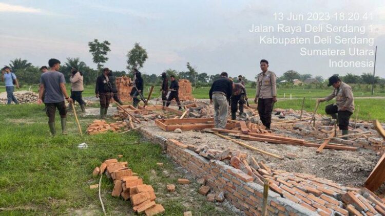 Pembongkaran bangunan liar di lahan HGU (Hak Guna Usaha) PTPN II Nomor 115 Jalan Umum Pasar XIII Desa Sei Rotan Kecamatan Percut Seituan Kabupaten Deli Serdang, Selasa (13/6/2023) sekitar pukul 18.20 WIB.