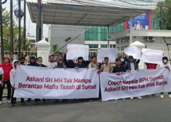 Massa dari Pergerakan Mahasiswa Anti Korupsi (Permak) bentangkan spanduk daat aksi demo di Kantor BPN Sumut Jalan Brigjen Katamso, Kamis (15/6/2023). (Foto Dok/Akt)