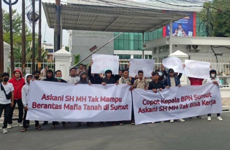Massa dari Pergerakan Mahasiswa Anti Korupsi (Permak) bentangkan spanduk daat aksi demo di Kantor BPN Sumut Jalan Brigjen Katamso, Kamis (15/6/2023). (Foto Dok/Akt)