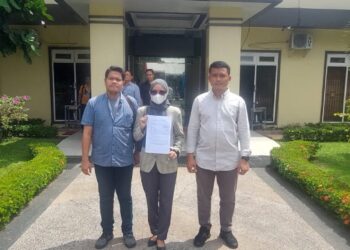 Ketua Badan Perbantuan Hukum Pemuda Batak Bersatu Dewan Pimpinan Ddaerah (BPH PBB DPD) Sumut Paul JJ Tambunan SE, SH, MH, mendampingi ES (24) Kamis, (15/6/2023) di Polda Sumut