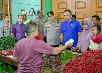 Pj Wali Kota Sabang Reza Fahlevi bersama Kapolres Sabang AKBP Erwan melakukan peninjauan kebutuhan pokok ke pasar tradisional Kota Sabang.