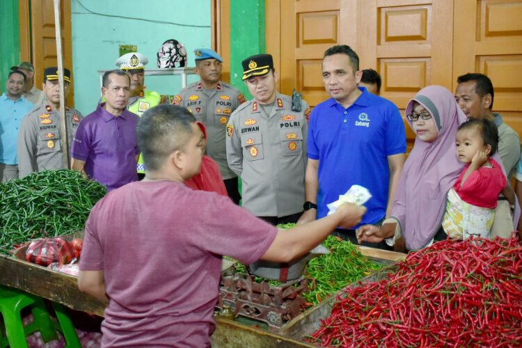 Pj Wali Kota Sabang Reza Fahlevi bersama Kapolres Sabang AKBP Erwan melakukan peninjauan kebutuhan pokok ke pasar tradisional Kota Sabang.