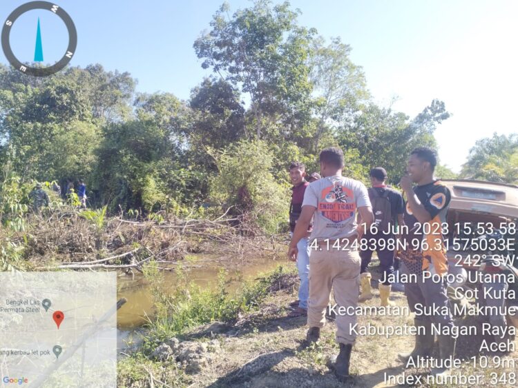 Tim BPBD Nagan Raya bersama muspika dan masyarakat setempat turun ke lokasi untuk memadamkan api