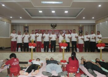 Polda Sulawesi Utara melalui Bidang Dokkes bekerja sama dengan Palang Merah Indonesia (PMI) Sulut menggelar kegiatan donor darah, di aula Catur Prasetya Polda Sulut, Jumat (16/6/2023)