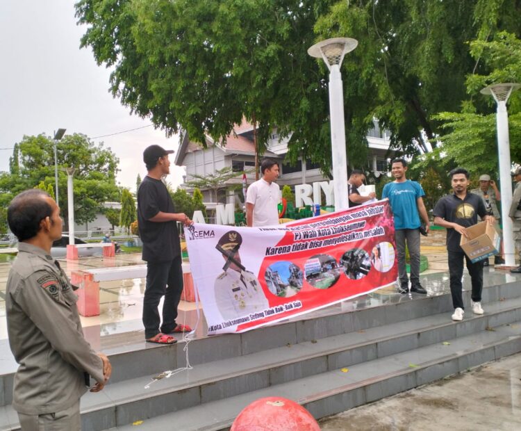 Gerakan Pemuda Aceh (GEMA) melakukan aksi satir yang dinamai koin untuk perjalanan Dinas Pj Wali Kota Lhokseumawe.