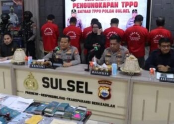 Kapolda Sulsel Irjen Pol. Setyo Boedi Moempoeni Harso, didampingi Wakapolda Sulsel Brigjen Pol Chuzaini Patoppoi yang juga Kepala Satgas TPPO, Direktur Reserse Kriminal Umum Kombes Pol. Jamaluddin Farti dan Kabid Humas Kombes Pol. Komang Suartana, saat menggelar Press Conference di Mapolda Sulsel