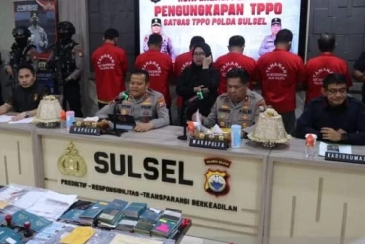 Kapolda Sulsel Irjen Pol. Setyo Boedi Moempoeni Harso, didampingi Wakapolda Sulsel Brigjen Pol Chuzaini Patoppoi yang juga Kepala Satgas TPPO, Direktur Reserse Kriminal Umum Kombes Pol. Jamaluddin Farti dan Kabid Humas Kombes Pol. Komang Suartana, saat menggelar Press Conference di Mapolda Sulsel