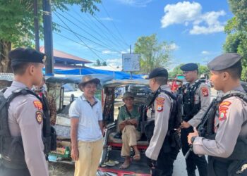 Sat Samapta Polres Takalar menggelar kegiatan rutin yang ditingkatkan (KRYD) dengan melaksanakan patroli dialogis dan memberikan imbauan Kamtibmas kepada masyarakat di wilayah hukum Polres Takalar. Sabtu (17/6/2023) pagi.