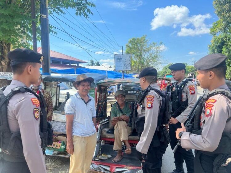Sat Samapta Polres Takalar menggelar kegiatan rutin yang ditingkatkan (KRYD) dengan melaksanakan patroli dialogis dan memberikan imbauan Kamtibmas kepada masyarakat di wilayah hukum Polres Takalar. Sabtu (17/6/2023) pagi.