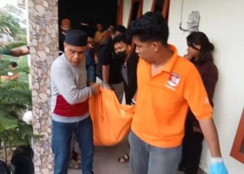 Seorang mahasiswa ditemukan tewas terbakar di kamar kontrakannya di jalan Inspeksi Kanal Kota Makassar, Minggu (18/06/2023).
