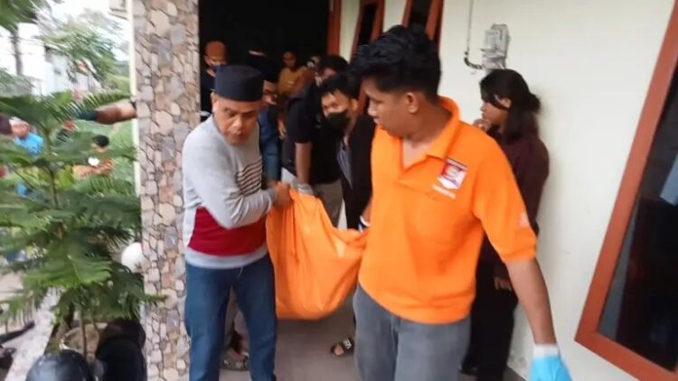 Seorang mahasiswa ditemukan tewas terbakar di kamar kontrakannya di jalan Inspeksi Kanal Kota Makassar, Minggu (18/06/2023).