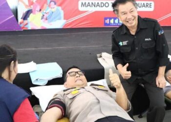 Kapolresta Manado Kombes Pol Julianto Sirait juga turut ambil bagian dalam kegiatan donor darah