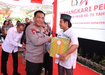 Kapolda Sumut Irjen Pol RZ Panca Putra Simanjuntak memberikan bantuan kepada warga kurang mampu untuk menyambut HUT ke-77 Bhayangkara, Senin (19/6). (Foto Dok/ Polda Sumut)