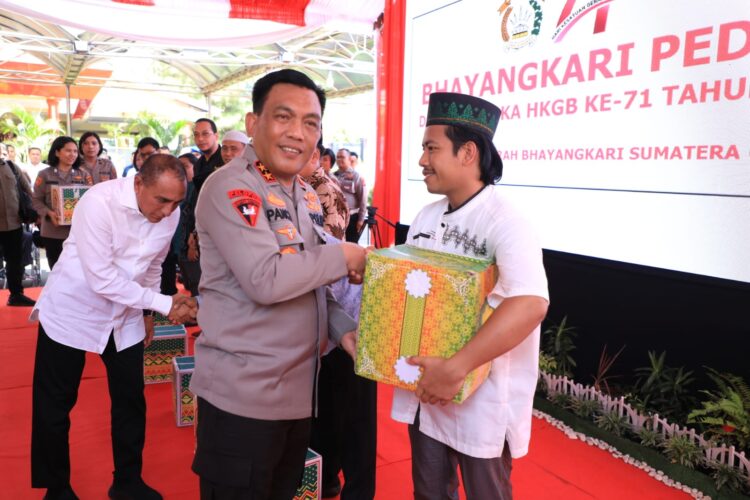 Kapolda Sumut Irjen Pol RZ Panca Putra Simanjuntak memberikan bantuan kepada warga kurang mampu untuk menyambut HUT ke-77 Bhayangkara, Senin (19/6). (Foto Dok/ Polda Sumut)