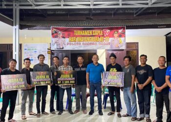 Kapolres Bangka Barat berikan tropi dan piagam penghargaan kepada pemenang lomba lomba Seni Pikir Gaple/Domino