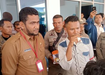 Koordinator Lapangan Zarnuji saat melakukan orasi dihalaman Kantor Wali Kota Lhokseumawe.
