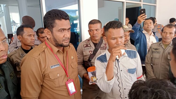 Koordinator Lapangan Zarnuji saat melakukan orasi dihalaman Kantor Wali Kota Lhokseumawe.