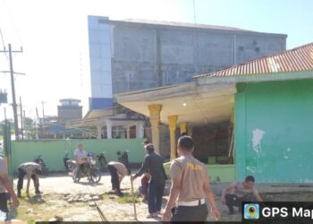 Kepolisian Sektor Polsek Parongil melakukan bakti sosial (Baksos) di Masjid AR-RAHMAN Parongil melakukan kebersihan