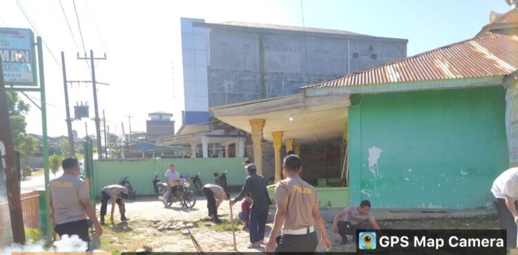 Kepolisian Sektor Polsek Parongil melakukan bakti sosial (Baksos) di Masjid AR-RAHMAN Parongil melakukan kebersihan