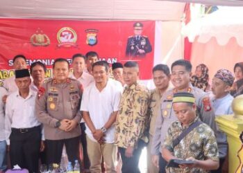 Kapolres Pelabuhan Makassar AKBP Yudi Frianto dampingi Kapolda Sulsel Irjen Pol. Drs. Setyo Boedi Moempoeni lakukan Bansos dan Baksos dikelurahan Camba Berua Kecamatan Ujung Tanah Makassar, Senin (19/06/2023).