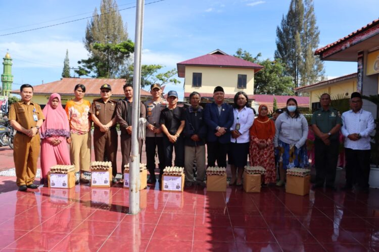 Polres Dairi melaksanakan gelar Kegiatan Bulan Bakti dengan memberikan Paket Sembako dan kursi roda kepada masyarakat serta melakukan kegiatan bakti sosial kebersihan. Senin 19-06-2023