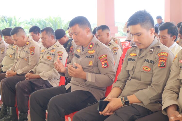 Kegiatan Doa Bersama dalam rangka Hari Bhayangkara ke 77 di Polres Boven Digoel Hari Senin (19/06/23). Doa bersama dikuti oleh PJU dan seluruh Personil Polres Boven Digoel.