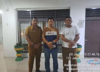 Camat Lubuk Pakam Bapak Drs. Syahdin Setia Budi Pane bersama Kasi Trantib diskusi santai di rumah dinas Camat Lubuk Pakam. Selasa (20/6/2023).
