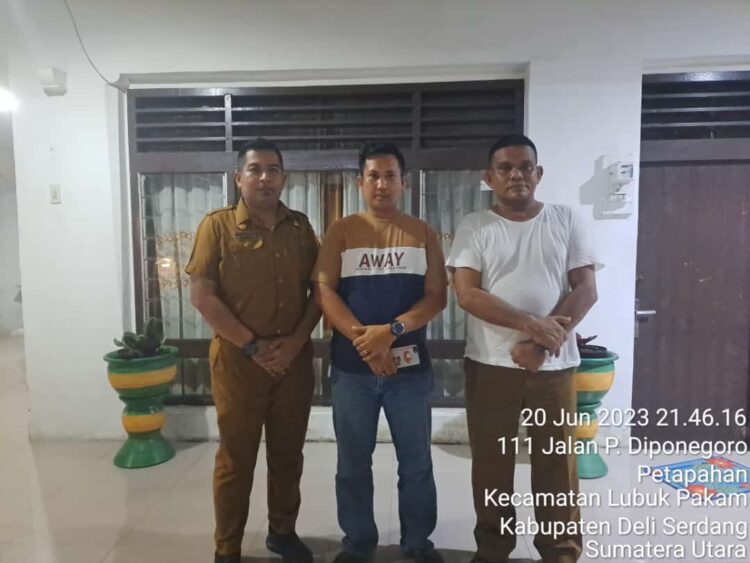 Camat Lubuk Pakam Bapak Drs. Syahdin Setia Budi Pane bersama Kasi Trantib diskusi santai di rumah dinas Camat Lubuk Pakam. Selasa (20/6/2023).
